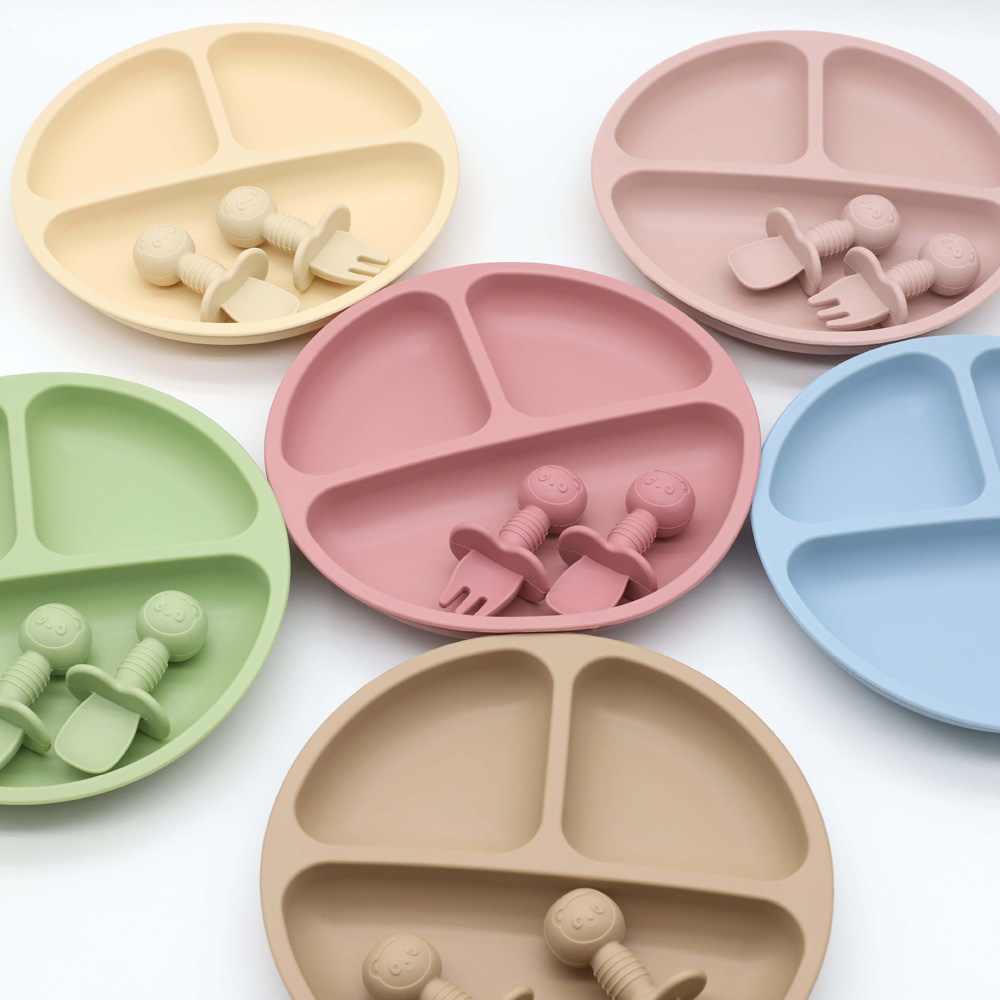 Baby Food Menu - ชุดอุปกรณ์ทานอาหารสำหรับเด็ก 3 ชิ้น ทำจากซิลิโคน จานสำหรับใส่อาหารเสริม ดูดติดแน่น